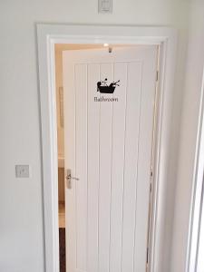 2 Bed House Sleeps 4 - Private Garden Parking