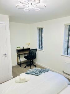 2 Bed House Sleeps 4 - Private Garden Parking