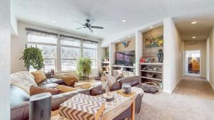 New! Grand Manor - Close to Tamarack and Lake Cascade - Pet friendly - fenced yard - trailer parking