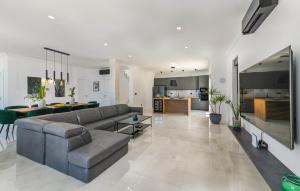 5 Bedroom Stunning Home In Novalja 