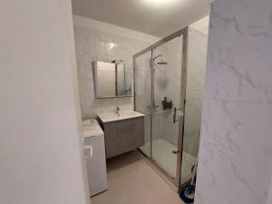 Appartements Appartement avec WIFI, climatisation et parking - 400m de la plage - FR-1-776-15 : photos des chambres