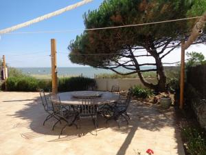 Maisons de vacances Maison confortable face a la mer, 7 couchages, terrasse, jardin, wifi, parking, animaux acceptes - FR-1-224B-211 : photos des chambres