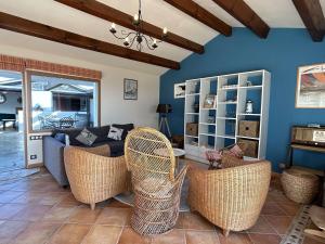 Maisons de vacances Maison confortable face a la mer, 7 couchages, terrasse, jardin, wifi, parking, animaux acceptes - FR-1-224B-211 : photos des chambres