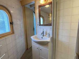 Maisons de vacances Maison confortable face a la mer, 7 couchages, terrasse, jardin, wifi, parking, animaux acceptes - FR-1-224B-211 : photos des chambres