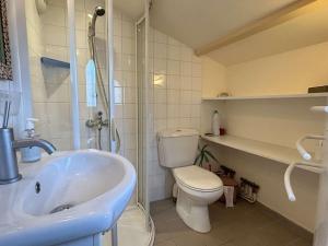 Maisons de vacances Maison confortable face a la mer, 7 couchages, terrasse, jardin, wifi, parking, animaux acceptes - FR-1-224B-211 : photos des chambres