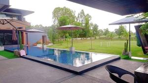 Family Pool View บ้านพักครอบครัวและสระว่ายน้ำ