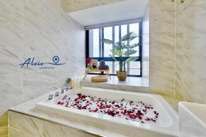 NEW! [Romantic Honeymoon] Imperio Studio Bathtub4 paxGameMelakaRaya
