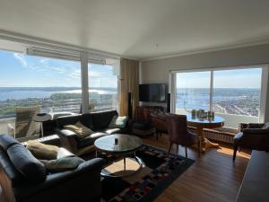 Traveblick Ecksuite Queen-Mary Travemünde 30 Etage mit Meerblick am Strand gelegen