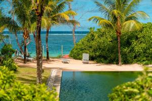 Stunning Belle Mare Beachfront Apartment