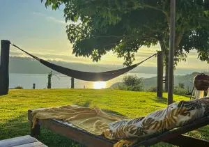 Casa em ponto turístico de Carrancas, com PISCINA, VISTA de Cinema, 3 Suítes, cozinha EQUIPADA, NATUREZA exuberante, acesso à represa e prancha de STAND UP - 卡兰卡斯