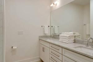 Modern 3BR with Garage, Rooftop, Hot Neighborhood 10 Mins to Broadway, 24 Hour Hospitality Team, Perfect for Groups