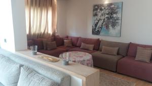 Bright 2 Bedroom House with Great Front View, Casablanca