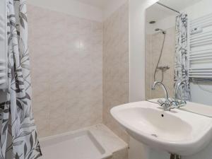 Pavillon climatisé 3 pièces avec mezzanine, terrasse, à 200m de la plage - 6 couchages - FR-1-409-153