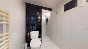 Appartements Appartement pro uniquement pas touristes ou familles : photos des chambres