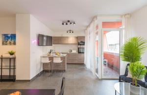 Miami Vice Apartment with Balcony