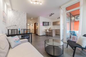 Funky Breeze & Balcony