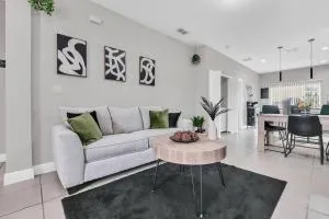 Uniquely Chic home near Disney! - 莱克威尔士