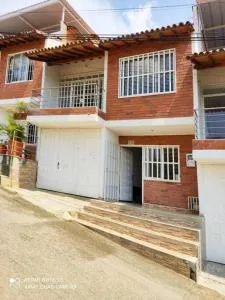 Casa familiar con ambiente semi-campestre. - El Hayo