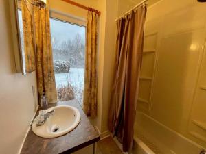 Full Chalet - 6 Bdrm Private Beachfront Kayaks