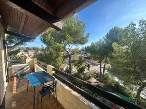 T2 tout confort et moderne, climatisé avec balcon et parking, à 10 min du port et de la plage