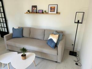 T2 tout confort et moderne, climatisé avec balcon et parking, à 10 min du port et de la plage