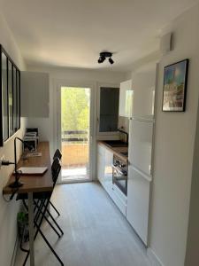 T2 tout confort et moderne, climatisé avec balcon et parking, à 10 min du port et de la plage