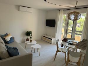 T2 tout confort et moderne, climatisé avec balcon et parking, à 10 min du port et de la plage