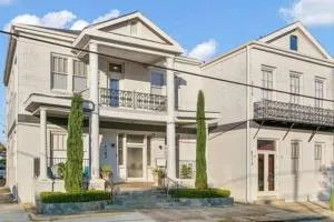 Timeless Elegance Historic NOLA Haven 2BD - غراند آيسل