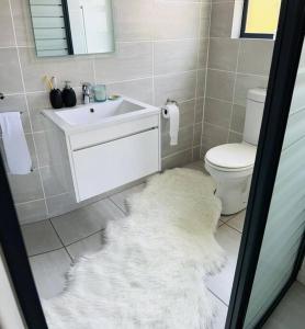 19 Elizabeth Place - Beautiful and spacious self catering 3 bedroom unit with quick access to Kyalami Racetrack with free WiFi - Perfect for a big family in Midrand