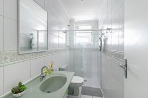 2 Quadras Praia Asturias e Tombo - Faça tudo a pé