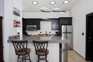 Modern Lux HomeSleeps 12 5 min to BeachHigh speed fiber optic internet!