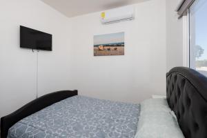 Modern Lux HomeSleeps 12 5 min to BeachHigh speed fiber optic internet!