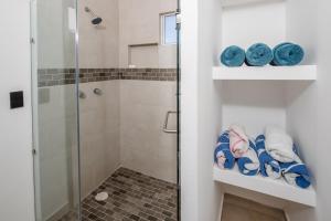 Modern Lux HomeSleeps 12 5 min to BeachHigh speed fiber optic internet!