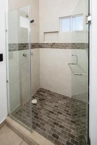 Modern Lux HomeSleeps 12 5 min to BeachHigh speed fiber optic internet!