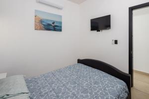 Modern Lux HomeSleeps 12 5 min to BeachHigh speed fiber optic internet!