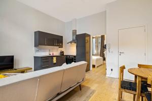 Bright Flat near City Center 24hr Parking