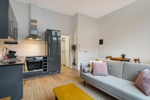 Bright Flat near City Center 24hr Parking