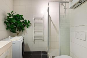 Bright Flat near City Center 24hr Parking