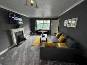 Heaven's way Heathrow Near Windsor & Legoland Parking for 5 cars - Hedsor