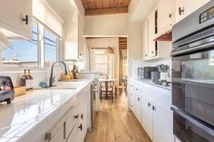 Steps to Beach Manhattan Beach 2 Bedroom Parking