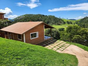 Casa Da Floresta Cercada com Piscina