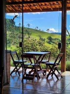 Casa Da Floresta Cercada com Piscina