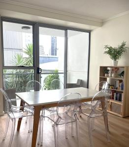 Perfect Locale 2bed Apt Parking