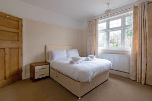 Large 4 Bed House with Games Room and Parking in Leicester