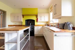 Large 4 Bed House with Games Room and Parking in Leicester