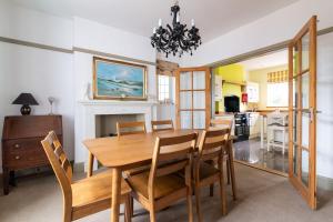 Large 4 Bed House with Games Room and Parking in Leicester