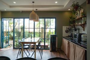 Ngôi Nhà 5 Phòng Ngủ (Five-Bedroom House)