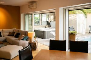 Superbe maison darchitecte entièrement climatisée avec piscine et spa professionnel