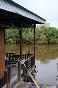 Qimmy Riverside Floating Cabin