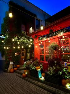 Shoemaker Irish Pub & Accommodation